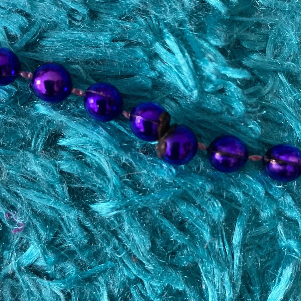 Purple plastic spherical beads necklace - Picture 4 of 8